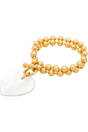 REVOLVE Brinker + Eliza Brinker + eliza brazalete heart on your sleeve en color oro metálico talla all en - Metallic Gold. Talla all.