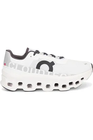 REVOLVE On On zapatilla deportiva cloudmonster en color talla 10 en - White. Talla 10 (también en 10.5, 11, 11.5, 12.5, 13, 7, 7.5).