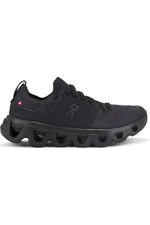 REVOLVE On On zapatilla deportiva cloudswift 4 en color negro talla 10 en - Black. Talla 10 (también en 10.5, 11, 11.5, 12, 13, 7, 7.5, 8.5, 9