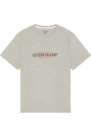 REVOLVE Guess Jeans Guess jeans camiseta american trad en color gris talla L en - Grey. Talla L (también en M, S, XL/1X, XS).