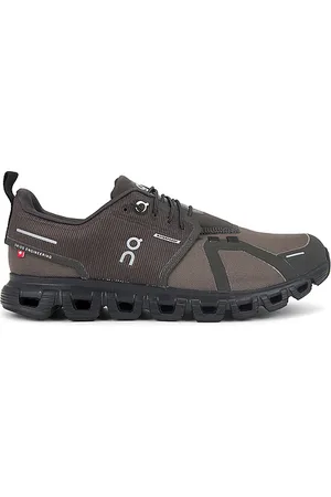 REVOLVE On On zapatilla deportiva cloud 6 wp en color charcoal talla 10 en - Charcoal. Talla 10 (también en 10.5, 11, 11.5, 12, 12.5, 13, 7, 7.5
