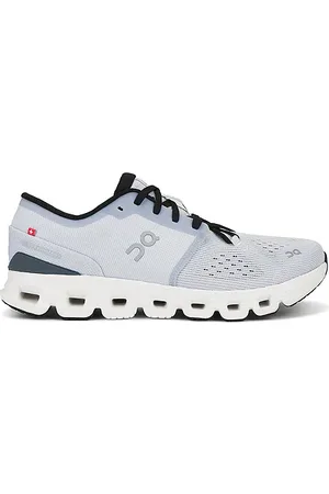 REVOLVE On On zapatillas deportivas cloud x 4 en color gris talla 10 en - Grey. Talla 10 (también en 10.5, 11, 11.5, 12, 13, 7, 8, 8.5, 9, 9.5