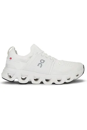 REVOLVE On On zapatilla deportiva cloudswift 4 en color blanco talla 10 en - White. Talla 10 (también en 10.5, 11, 11.5, 12, 12.5, 13, 7, 7.5