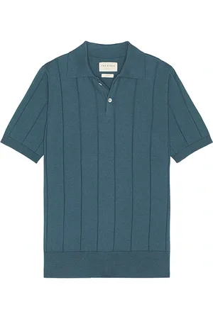 REVOLVE Far Afield Far afield jacobs short sleeve polo en color roca talla L en - Slate. Talla L (también en M, S).