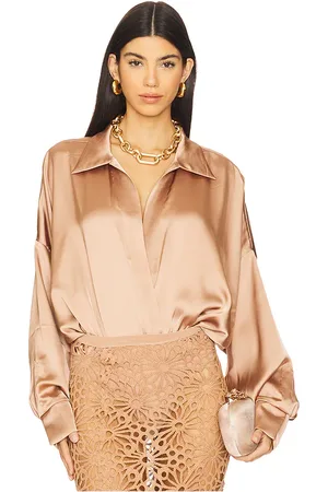 REVOLVE Norma Kamali Norma kamali body tipo camiseta boyfriend nk oversized en color marrón talla L en - Brown. Talla L (también en M, S, XL, XS).