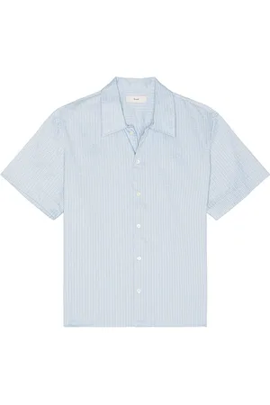 REVOLVE Dunst Dunst camisa manga corta holiday en color bebe azul talla L en - Baby Blue. Talla L (también en M, S).