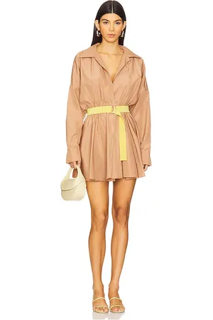 REVOLVE Norma Kamali Norma kamali vestido mini tipo camisa súper holgado en color bronce talla L en - Tan. Talla L (también en M, S).