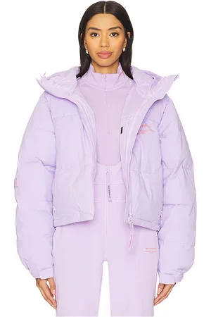 REVOLVE Whitespace Whitespace plumífero cropped en color lavanda talla L en - Lavender. Talla L (también en M, S, XS).