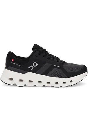 REVOLVE On On zapatilla deportiva cloudrunner 2 en color negro talla 10 en - Black. Talla 10 (también en 10.5, 11, 11.5, 12, 12.5, 13, 7, 8, 9