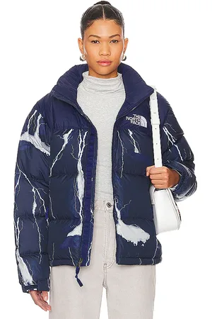 REVOLVE The North Face The north face chaqueta 1996 retro nuptse en color azul marino talla S en - Navy. Talla S (también en XS).