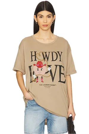 REVOLVE The Laundry Room The laundry room camiseta tamaño grande howdy love en color bronce talla L en - Tan. Talla L (también en M, S, XL, XS).
