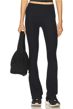 REVOLVE Beyond Yoga Beyond yoga pantalón de corte acampanado plegable spacedye en color negro talla L en - Black. Talla L (también en M, S, XL