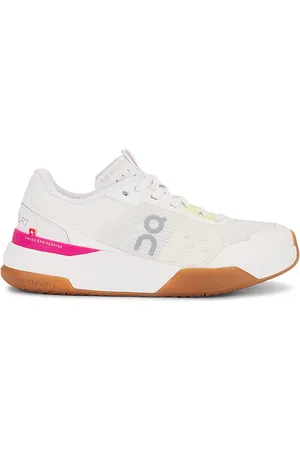 REVOLVE On On zapatilla deportiva the roger advantage pro en color ivory talla 7 en - Ivory. Talla 7 (también en 8, 8.5, 9, 9.5).