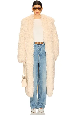 REVOLVE Nanushka Nanushka abrigo kilah en color talla M en - Cream. Talla M (también en S, XS).