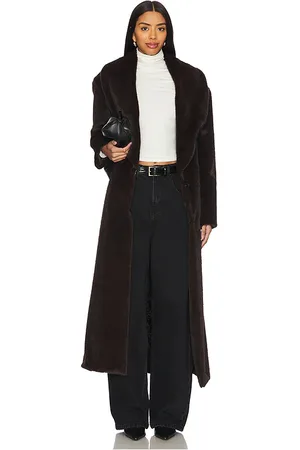 REVOLVE AEXAE Aexae abrigo faux fur long line belted en color chocolate talla L en - Chocolate. Talla L (también en M).