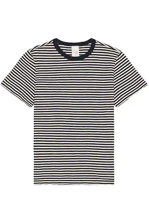 REVOLVE Nudie Jeans Nudie jeans camiseta en color azul marino talla L en - Navy. Talla L (también en S, XL/1X).