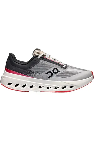 REVOLVE On On zapatilla deportiva cloudsurfer en color negro talla 5 en - Black. Talla 5 (también en 5.5, 6, 7, 7.5, 8, 8.5, 9, 9.5).