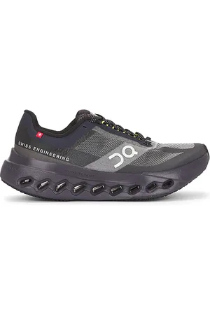 REVOLVE On On zapatilla deportiva cloudsurfer next en color negro talla 10 en - Black. Talla 10 (también en 10.5, 11, 6, 6.5, 7, 7.5, 8, 8.5, 9