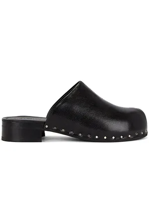 REVOLVE Our Legacy Our legacy zueco naoto en color negro talla 41 en - Black. Talla 41 (también en 42, 44).