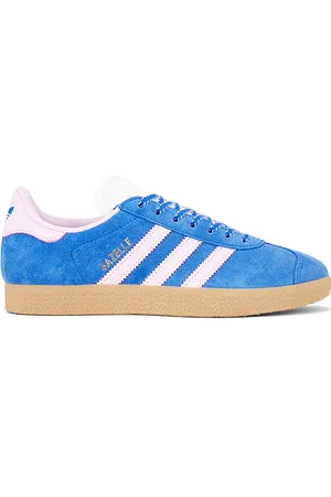 REVOLVE Adidas Originals Adidas originals zapatilla deportiva gazelle en color azul talla 6.5 en Blue Orchid Fusion & Gum 3 - Blue. Talla 6.5 (también en 7