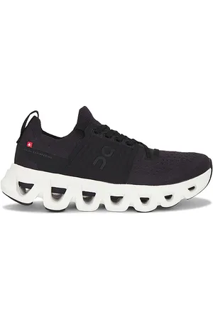 REVOLVE On On zapatilla deportiva cloudswift 4 en color negro, blanco talla 10 en - Black,White. Talla 10 (también en 10.5, 11, 5.5, 6, 6.5, 7