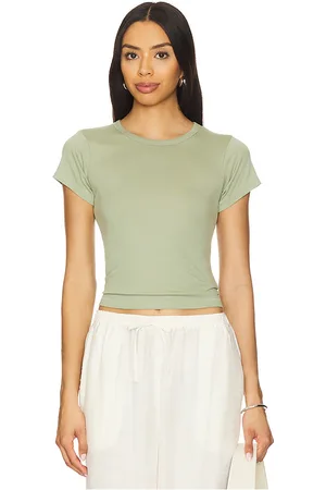 REVOLVE Eterne Eterne short sleeve baby tee en color talla L en - Sage. Talla L (también en S, XL, XS).