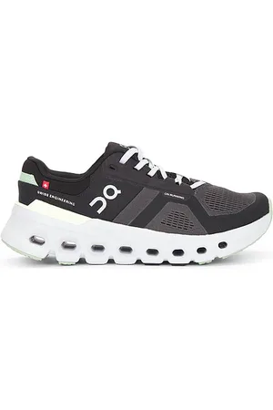 REVOLVE On On zapatilla deportiva cloudrunner 2 en color negro talla 10 en - Black. Talla 10 (también en 10.5, 5.5, 6, 6.5, 7, 7.5, 8, 8.5, 9, 9