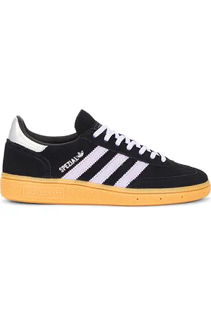 REVOLVE Adidas Originals Adidas originals zapatilla deportiva handball spezial en color negro talla 10 en Core Black Violet Tone & Gum 1 - Black. Talla 10 (