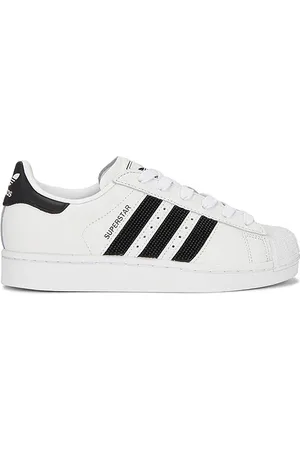 REVOLVE Adidas Originals Adidas originals zapatilla deportiva superstar ii en color blanco talla 10 en - White. Talla 10 (también