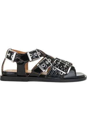 REVOLVE Ganni Ganni sandalia de tiras planas con hebilla en color feminine en color talla 37 en - Black. Talla 37 (también en 38, 39, 40).