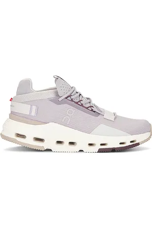 REVOLVE On On zapatilla deportiva cloudnova 2 en color lavanda talla 10 en - Lavender. Talla 10 (también en 10.5, 11, 6, 6.5, 7, 7.5, 8, 8.5, 9