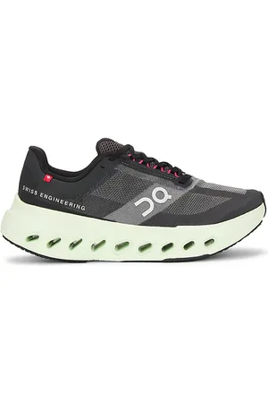 REVOLVE On On zapatilla deportiva cloudsurfer next en color negro talla 10 en - Black. Talla 10 (también en 5, 5.5, 6, 6.5, 7, 7.5, 8, 8.5, 9, 9.