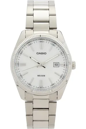 REVOLVE Casio Casio reloj metp1302 en color plateado metálico talla all en - Metallic Silver. Talla all.