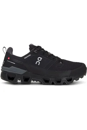 REVOLVE On On zapatilla deportiva cloudvista waterproof en color negro talla 11 en - Black. Talla 11 (también en 11.5, 12, 13, 8, 9, 9.5).