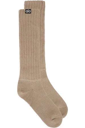 REVOLVE Alo Alo calcetin scrunch en color bronce talla M/L en - Tan. Talla M/L (también en S/M).