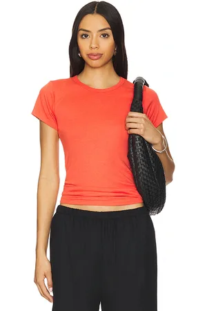 REVOLVE Eterne Eterne fitted crewneck short sleeve top en color rojo talla L en - Red. Talla L (también en M, S, XL, XS).