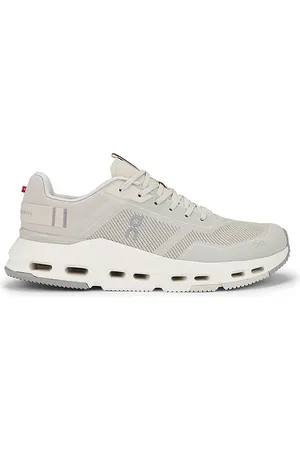 REVOLVE On On zapatillas deportivas cloudnova en color gris claro talla 10 en - Light Grey. Talla 10 (también en 11, 11.5, 12, 12.5, 13, 7, 7.5
