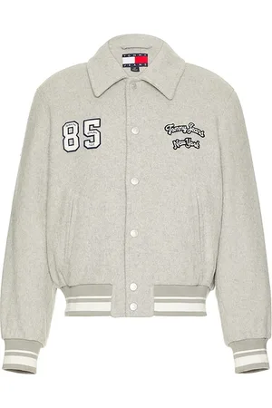 REVOLVE Tommy Jeans Tommy jeans chaqueta varsity en color gris talla L en - Grey. Talla L (también en M, S, XL/1X, XS).