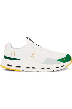 REVOLVE On On zapatilla deportiva cloudnova form 2 en color blanco talla 10 en - White. Talla 10 (también en 10.5, 11, 11.5, 12, 12.5