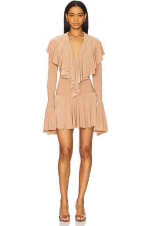 REVOLVE Norma Kamali Norma kamali vestido corto de manga larga con volantes en color nude talla L en - Nude. Talla L (también en M, S).