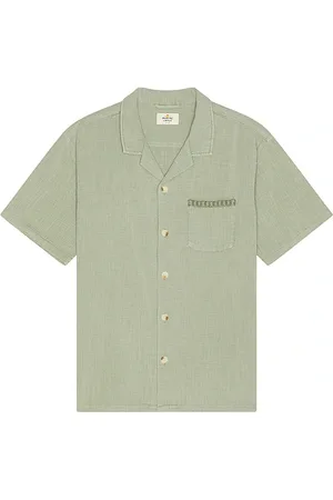 REVOLVE Marine Layer Marine layer camisa de manga corta de resort embroidered en color verde salvia talla M en - Sage. Talla M (también en S, XL/1X).
