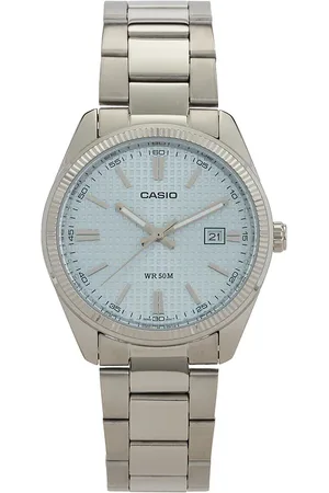 REVOLVE Casio Casio reloj mtp1302 en color plateado metálico talla all en - Metallic Silver. Talla all.