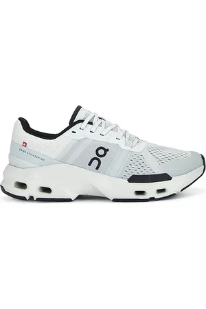 REVOLVE On On zapatillas deportivas cloudpulse en color gris talla 11.5 en - Grey. Talla 11.5 (también en 13, 7, 7.5, 9).