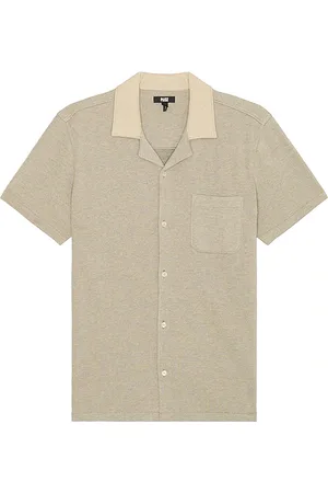 REVOLVE PAIGE Paige camisa manga corta oliver en color beige talla L en - Beige. Talla L (también en M).