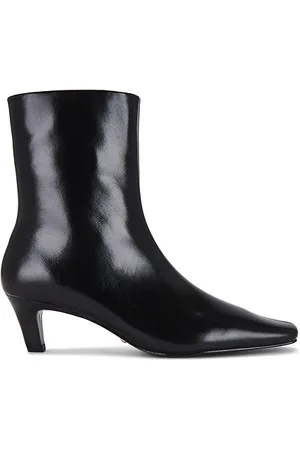REVOLVE RAYE Raye bota lauren en color talla 6 en - Black. Talla 6 (también en 7.5, 9).