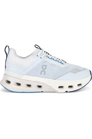 REVOLVE On On zapatilla deportiva cloudnova x en color bebe azul talla 10 en - Baby Blue. Talla 10 (también en 11, 5, 6.5, 7, 7.5, 8, 8.5, 9
