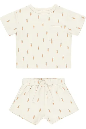 REVOLVE QUINCY MAE Quincy mae set camiseta y shorts. tee & shorts en color neutral talla 12-18M en - Neutral. Talla 12-18M (también en 18-24M, 2-3yr