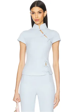 REVOLVE SAU LEE Sau lee top de tela de crepe iris en color bebe azul talla 12 en - Baby Blue. Talla 12 (también en 2).