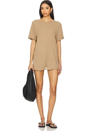 REVOLVE Free People Free people x fp movement hot shot tee romper coddy en color bronce talla S en - Tan. Talla S (también en XL).