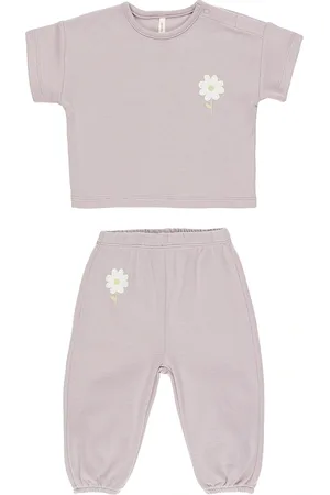 REVOLVE QUINCY MAE Quincy mae kids jersey tee & pant set en color talla 18-24M en - Lavender. Talla 18-24M (también en 4-5yr).